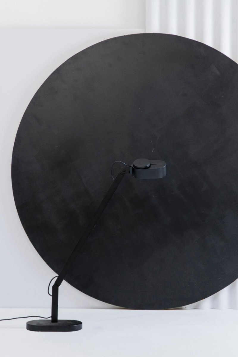 Inviting 86cm Negro lámpara de escritorio De Faro Barcelona - Inviting es una l&aacute;mpara de mesa negra de Bohman&amp;Folenius que se adapta a tu estado de &aacute;nimo y necesidades.