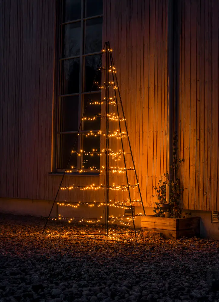 Decoración Metálica Pirámide 240cm Negro De Konstsmide - Con 651 luces LED de color &aacute;mbar c&aacute;lido, difunde un brillo elegante y crea una atm&oacute;sfera m&aacute;gica.
