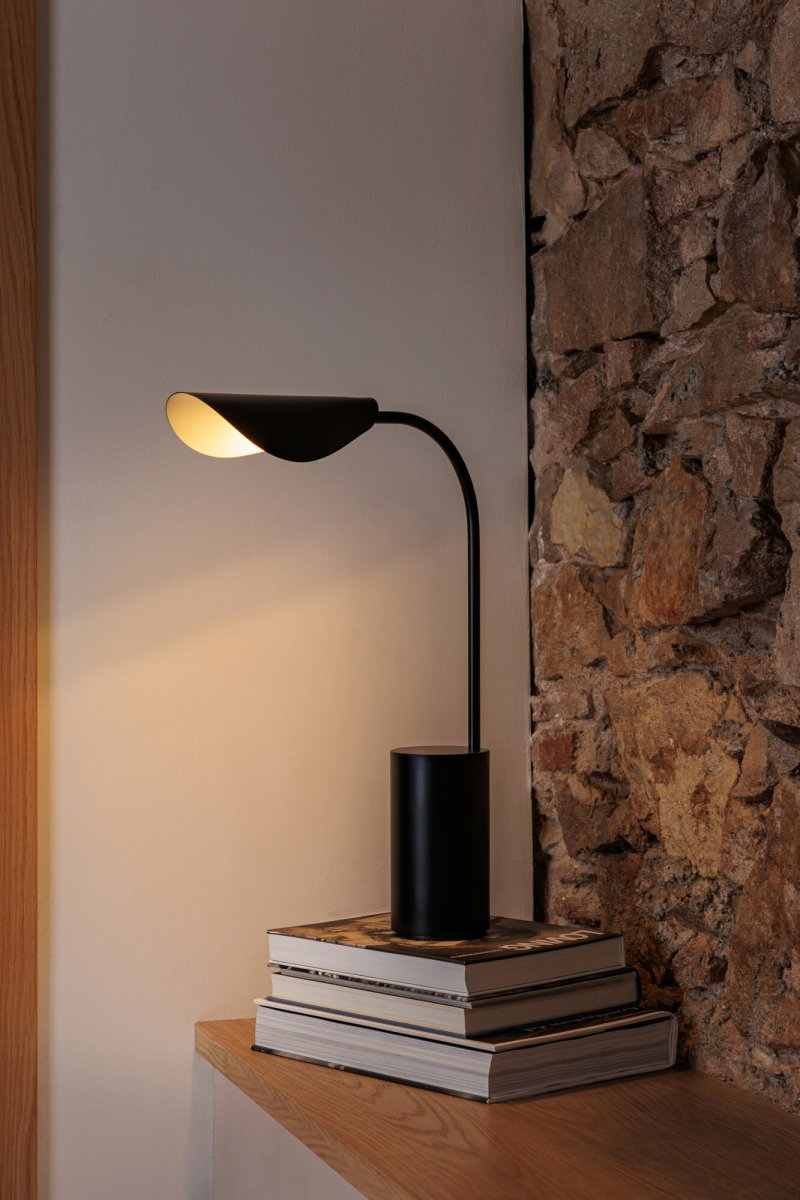 Liggera 55cm Negro lámpara de mesa De Faro Barcelona - Gracias a su ligereza y est&eacute;tica elegante, Liggera se integra en cualquier ambiente, desde el hogar moderno hasta el espacio de trabajo creativo, y transmite una sensaci&oacute;n de calma y equilibrio.