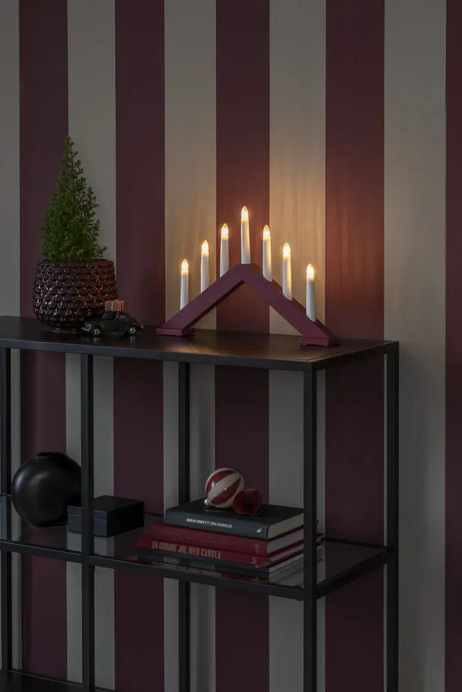 Candelabra 7 Lights Rojo oscuro mate De Konstsmide - Dale a tu hogar un ambiente navide&ntilde;o atemporal y con estilo con este elegante portavelas de Adviento de madera.