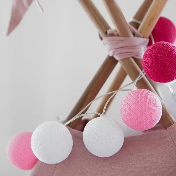 Irislights Flamingo 20-lights Rosa De Irislights - Las hermosas luces de cadena con forma de flamenco del fabricante sueco Irislights son una colorida l&aacute;mpara decorativa con esferas de algod&oacute;n y poli&eacute;ster hechas a mano.