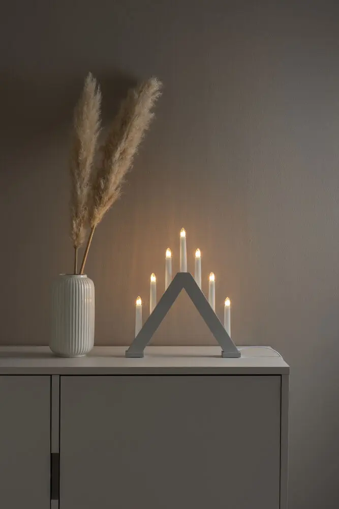 Candelabra 7 Lights Gris De Konstsmide - Crea un ambiente navide&ntilde;o moderno y elegante con este elegante candelabro de Adviento fabricado en madera lacada en gris mate.