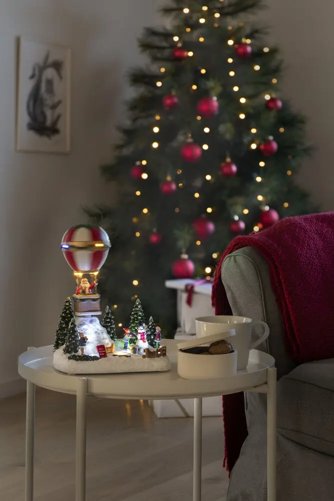 Decoración Navideña Mecánica Con Globo Aerostático Multicolor De Konstsmide - Sum&eacute;rgete en el esp&iacute;ritu navide&ntilde;o con esta imaginativa decoraci&oacute;n mec&aacute;nica de Navidad: &iexcl;un globo aerost&aacute;tico con Pap&aacute; Noel flotando sobre un paisaje invernal!