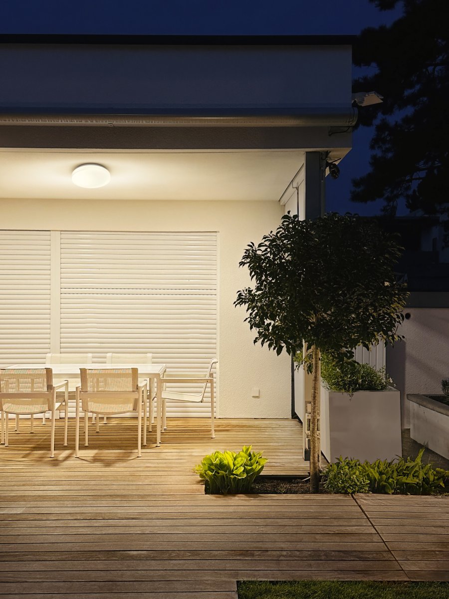 Outdoor Essential 32cm Blanco De Ledvance - Outdoor Essential 32 cm es una l&aacute;mpara de techo elegante y funcional que proporciona una iluminaci&oacute;n uniforme y agradable tanto en interiores como en exteriores.