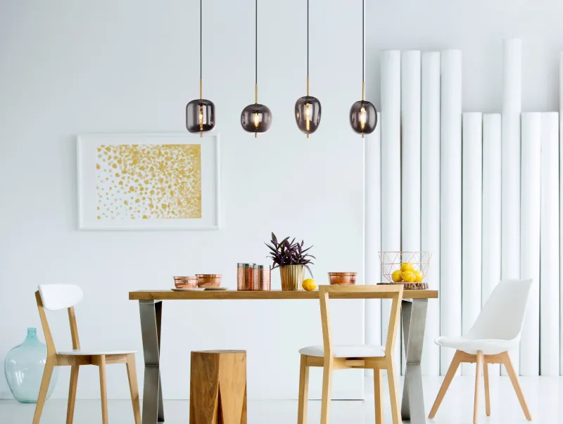 Blacky 110cm Latón Lámpas de techo De Globo Lighting - Blacky takpendel &auml;r perfekt att placera &ouml;ver ett matbord och ger en j&auml;mn och behaglig belysning.