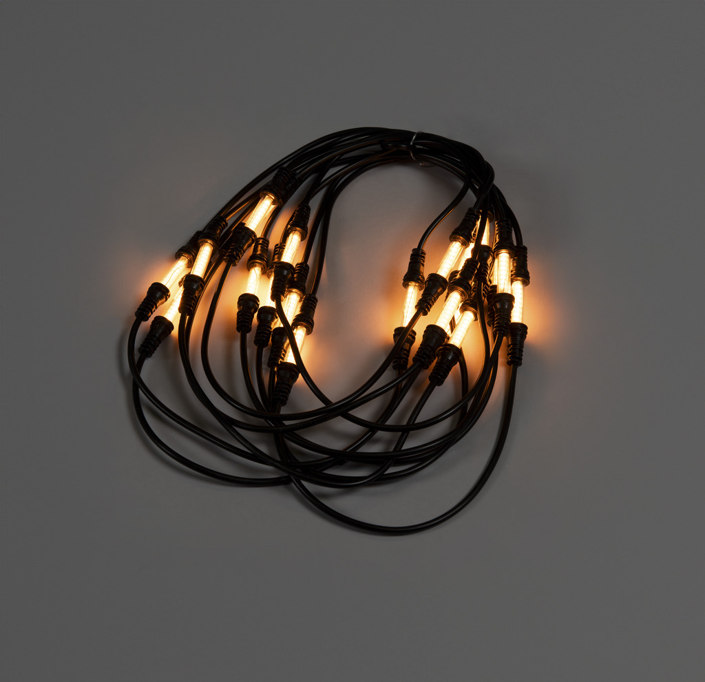 Kit De Inicio De Guirnalda De Luces Amber 6m Negro De Konstsmide - Juego de luces de hadas para iniciarse con 20 luces LED alargadas de color &aacute;mbar que emiten una luz c&aacute;lida y atmosf&eacute;rica.