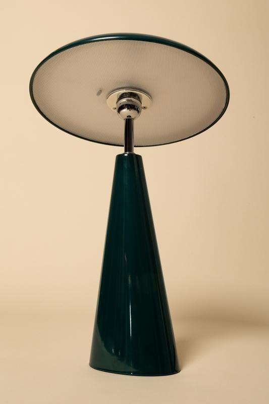 Audrey 33cm verde oscuro portátil De Eja - Audrey es una elegante lámpara de mesa portátil de metal en un intenso color verde azulado, con un diseño moderno y sofisticado.