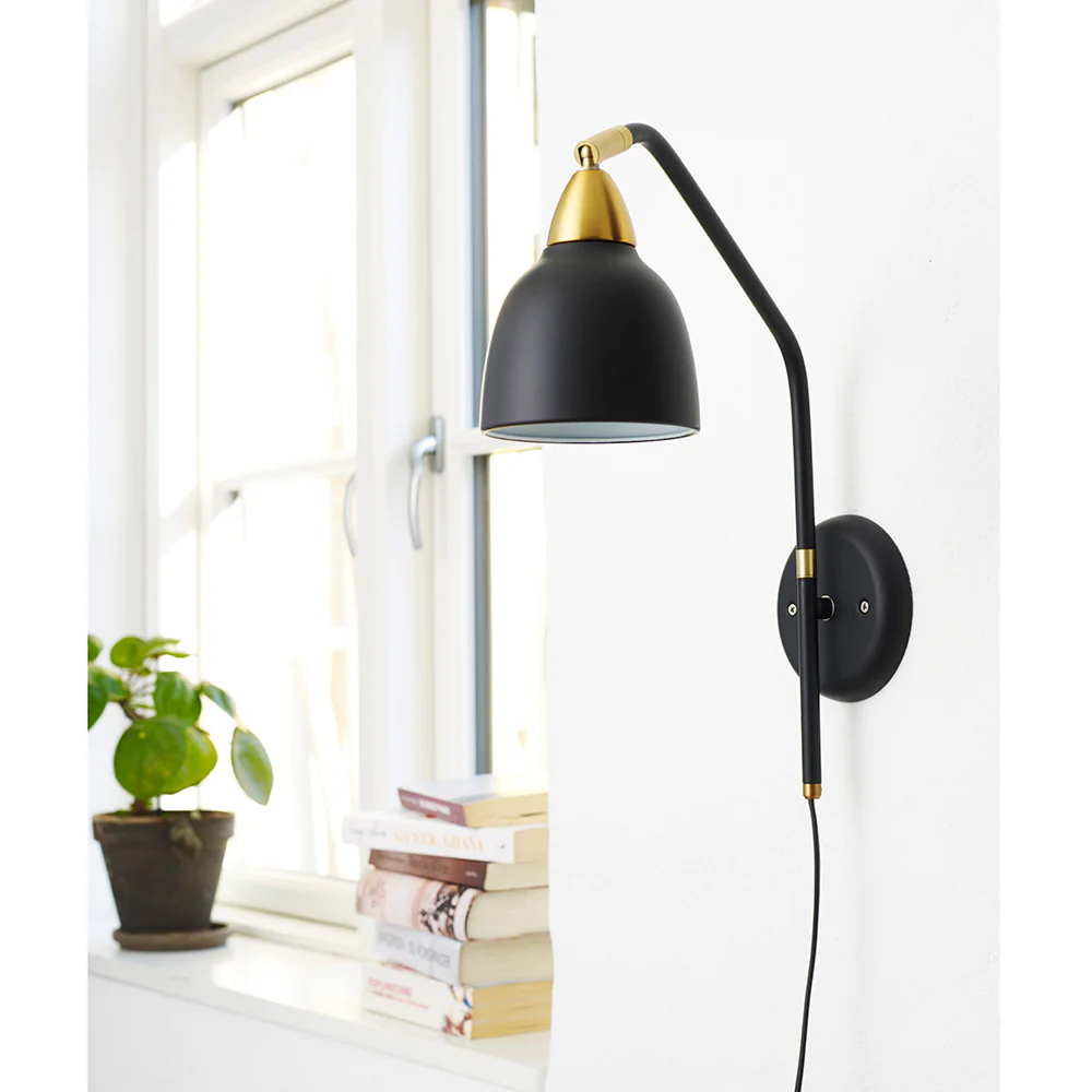 Urban 40cm Negro lámpara de pared De Superliving - Los elegantes detalles de latón y el acabado negro mate crean una apariencia sofisticada que se adapta perfectamente al dormitorio, la sala de estar o el rincón de lectura.