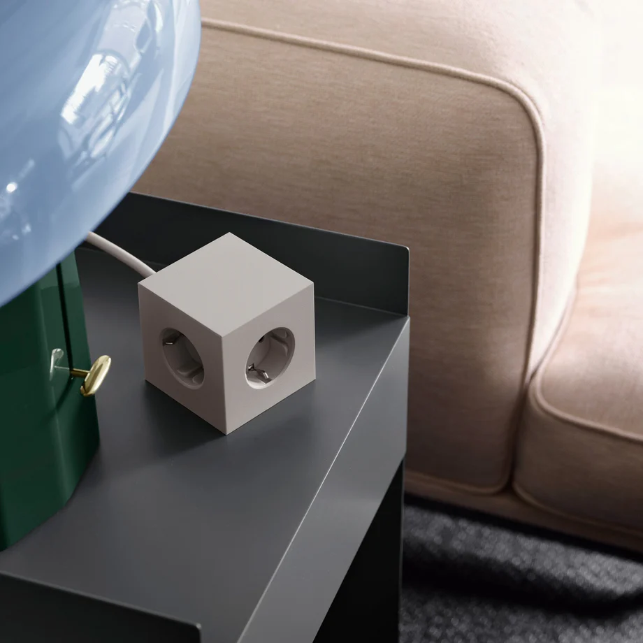 Square 1 with 30W Dual USBC & Magnetic base, 3m Arena De Avolt - Regleta de enchufes de dise&ntilde;o elegante de Avolt con un cable largo de PVC, un cubo de pl&aacute;stico reciclado y una placa magn&eacute;tica en la parte inferior para colgar en la pared.