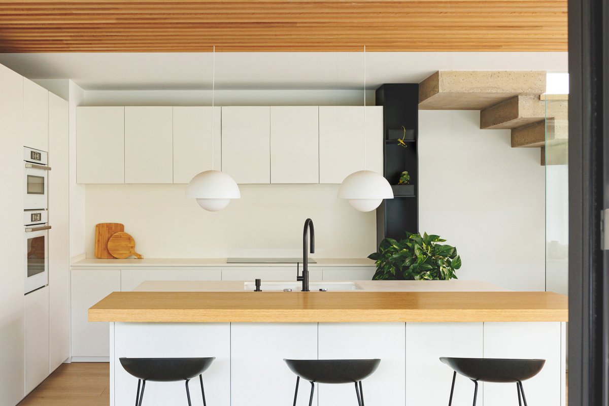 Marisol Ø30 Blanco Lámpas de techo De Faro Barcelona - Marisol es una elegante l&aacute;mpara colgante de l&iacute;neas suaves y un dise&ntilde;o retro minimalista que se integra en cualquier hogar.