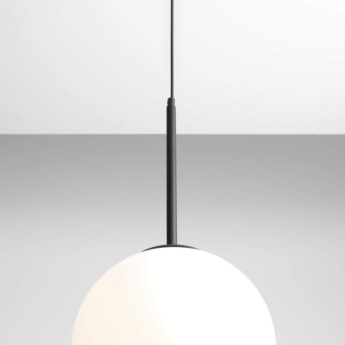 Bosso Ø30 Negro Lámpas de techo De Artera - La lámpara emite una luz suave y agradable y por lo tanto es ideal para colocarla encima de la mesa del comedor, en el pasillo o en la sala de estar.