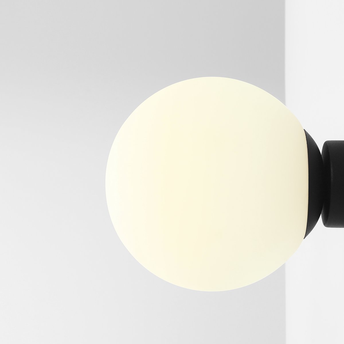 Ball Ø20 Negro lámpara de pared De Artera - Con su forma esférica simple y elegante, proporciona una luz suave y atmosférica que crea una atmósfera cálida y acogedora en cualquier habitación.