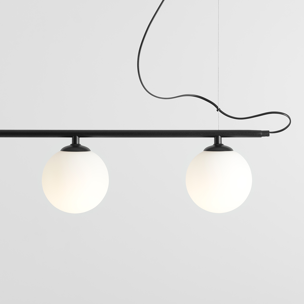 Beryl 140cm Negro Lámpas de techo De Artera - Perfecto para crear un ambiente cálido y acogedor en el comedor o la cocina y al mismo tiempo servir como un elegante elemento de diseño.