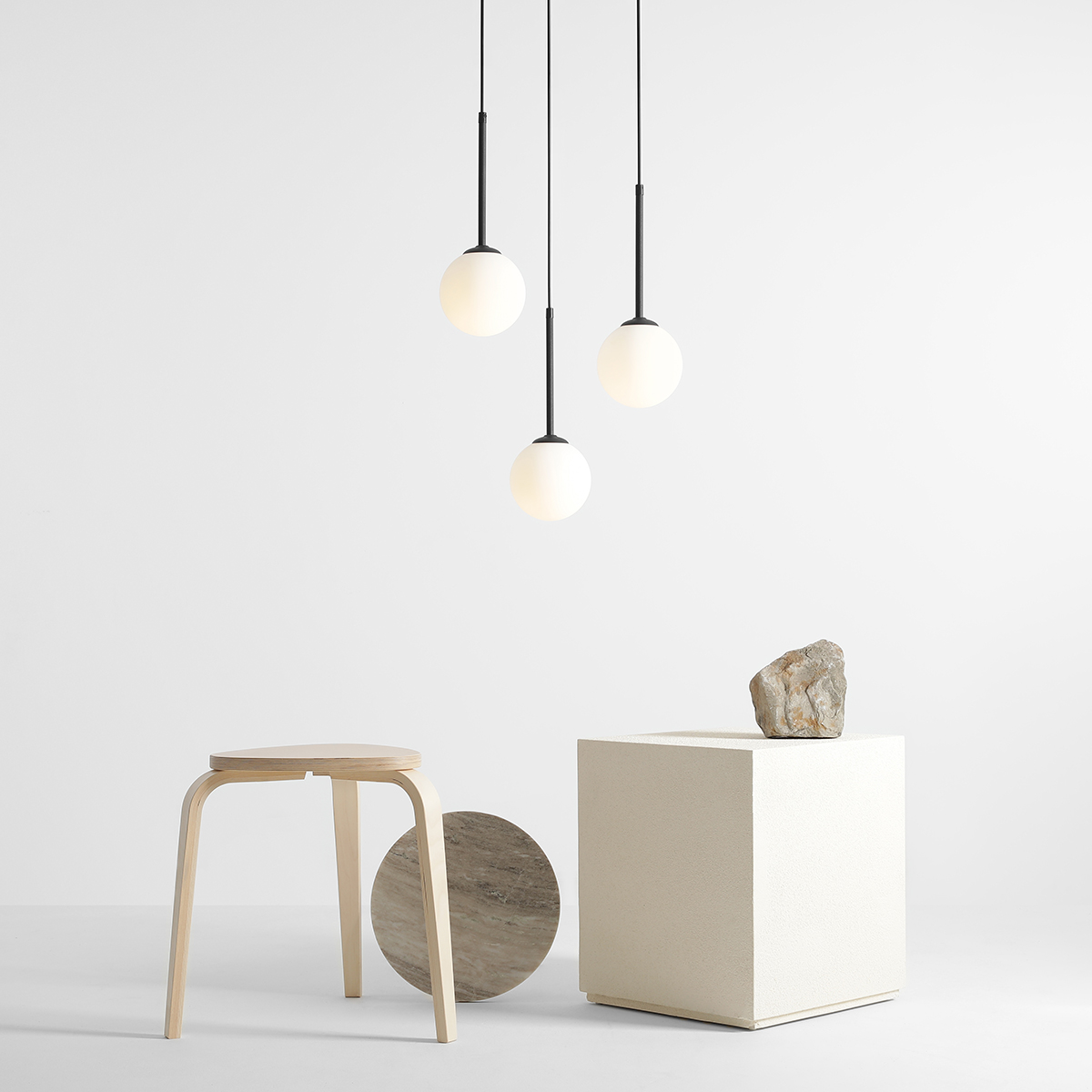 Bosso Ø44 Negro Lámpas de techo De Artera - Esta elegante lámpara de techo con tres esferas colgantes de cristal opalino y detalles de metal negro realza el ambiente de cualquier estancia.