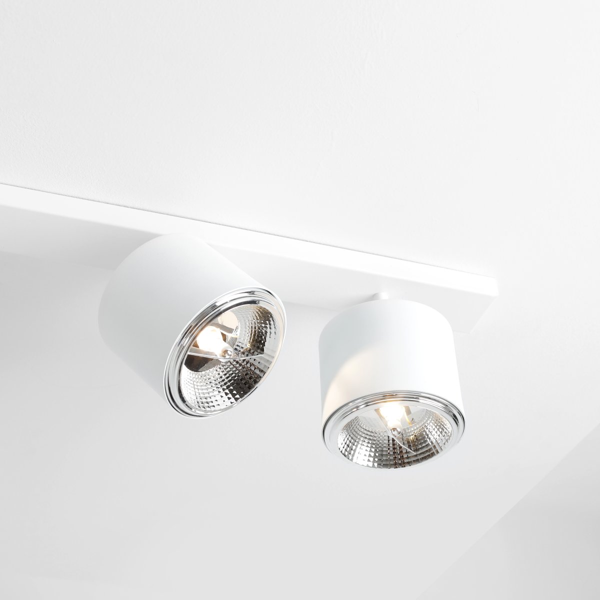 Bot 6 Blanco foco de techo De Artera - Esta moderna lámpara de techo con seis elegantes focos ofrece una combinación perfecta de funcionalidad y diseño minimalista.
