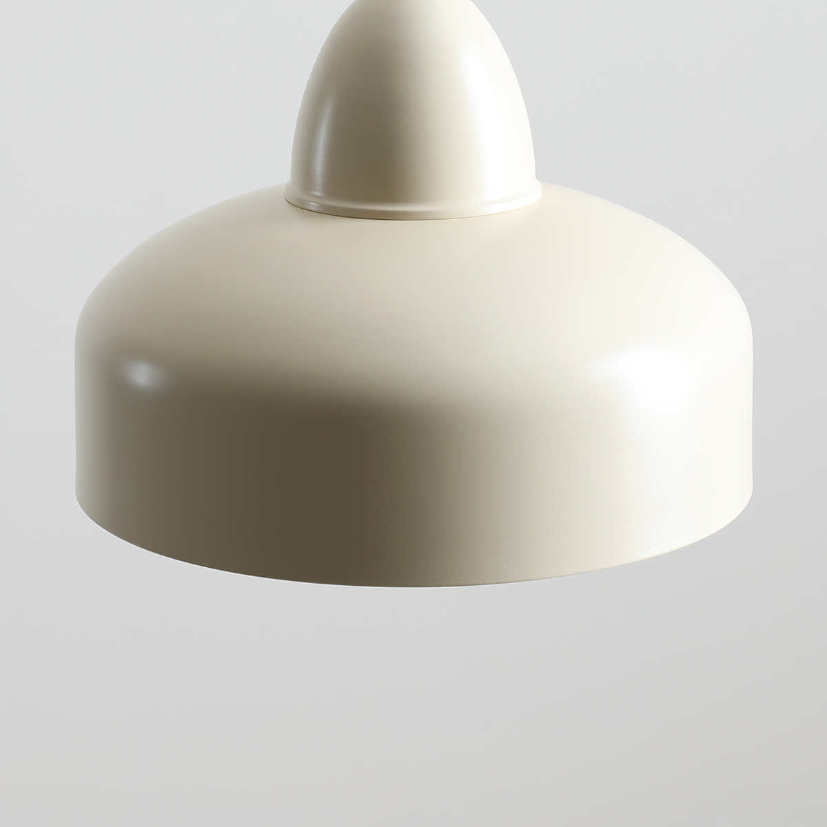 Como Ø30 blanco crema Lámpas de techo De Artera - La sencilla pantalla de metal de color crema proporciona una luz suave y dirigida, perfecta para crear un ambiente acogedor en la cocina, el comedor o la sala de estar.