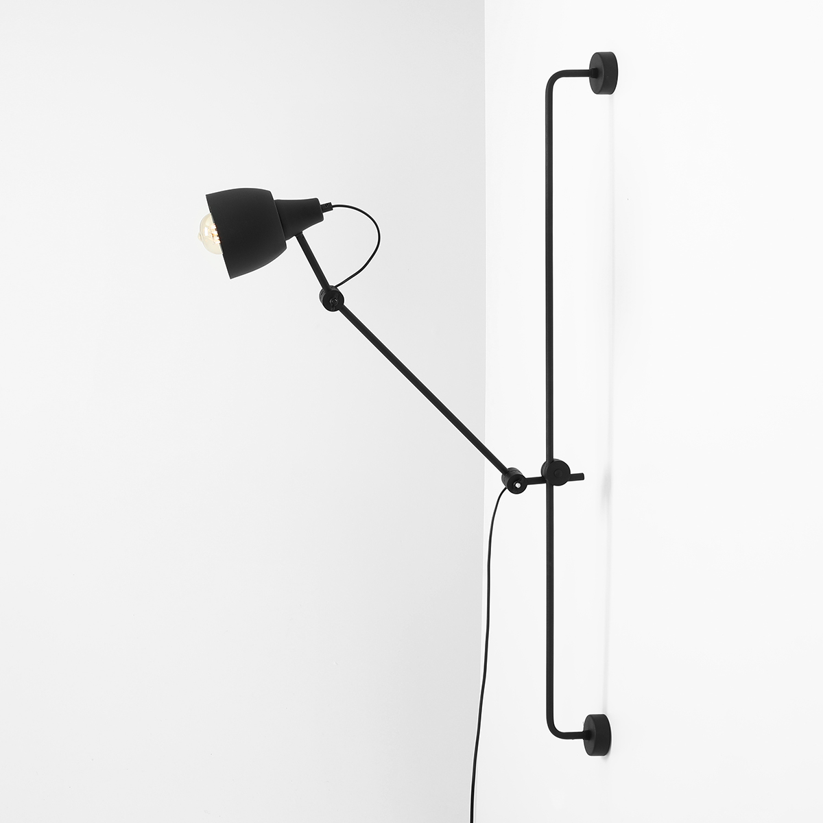 Dron 113cm Negro lámpara de pared De Artera - Gracias a su diseño simple pero elegante, la lámpara combina perfectamente con una variedad de estilos de interior al tiempo que proporciona una iluminación práctica y eficaz para todas las ocasiones.