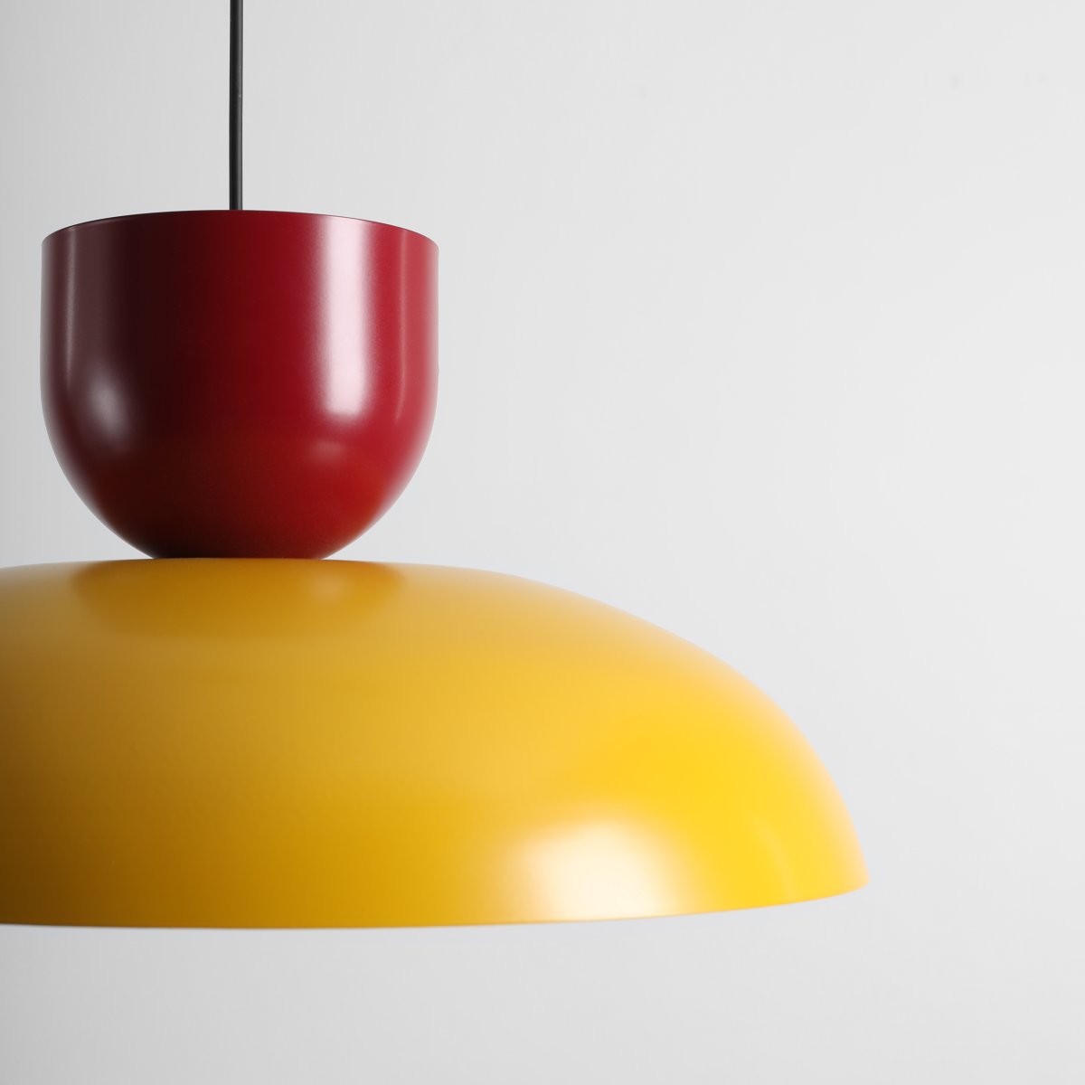 Ella Ø47 Amarillo/rojo Lámpas de techo De Artera - Proporciona una iluminación agradable y es ideal para colocar sobre una mesa de comedor, en la sala de estar o en un pasillo.