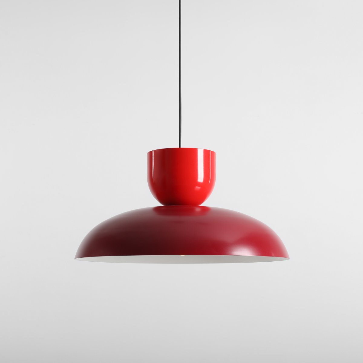 Ella Ø47 ROJO Lámpas de techo De Artera - La lámpara proporciona una iluminación agradable y es ideal para colocar sobre una mesa de comedor, en la sala de estar o en un pasillo.