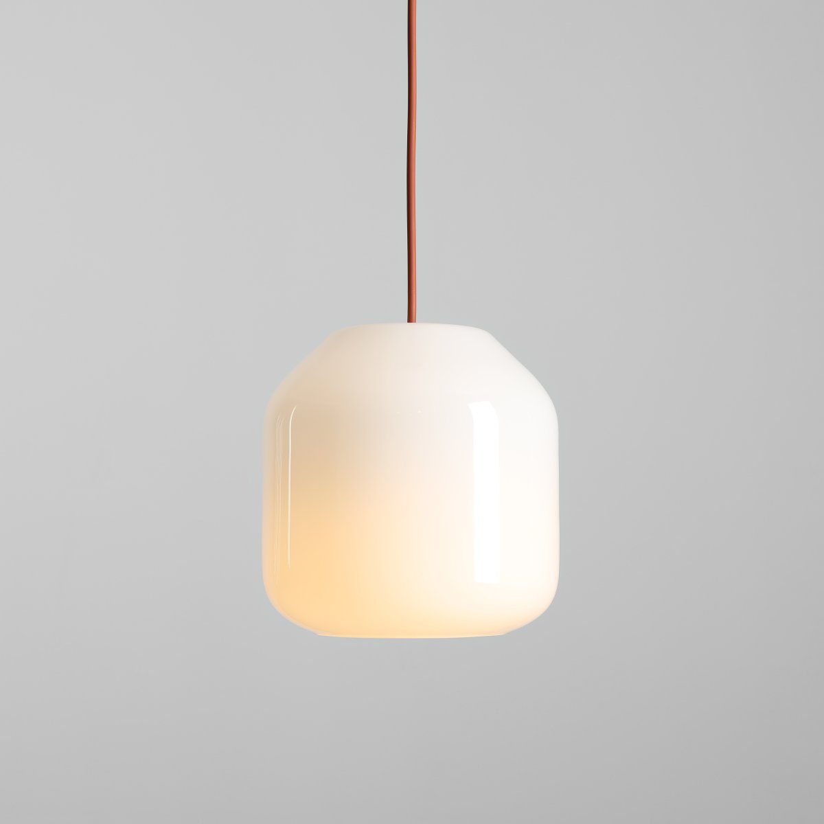 Flask Ø18 Terracota Lámpas de techo De Artera - Su pantalla redonda de cristal opalino proporciona una luz suave y agradable, creando un ambiente acogedor.