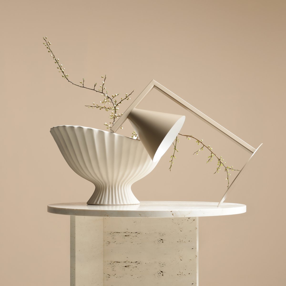 Form 40cm Beige lámpara de mesa De Artera - Gracias a su diseño atemporal y su color sutil, la lámpara se integra a la perfección en varios estilos de interior, al tiempo que añade un toque sofisticado y moderno a la habitación.