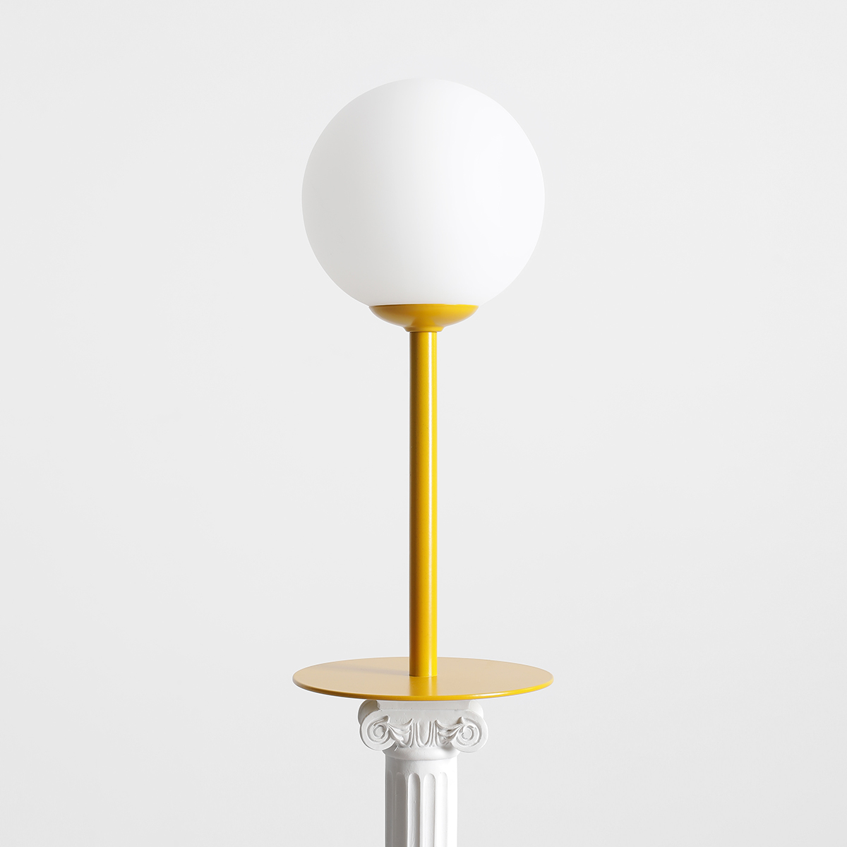 Pinne 35cm Mostaza lámpara de mesa De Artera - La base delgada de la lámpara en tono amarillo mostaza le da un aspecto moderno y es perfecta como detalle decorativo en la sala de estar, el dormitorio o en la terraza.