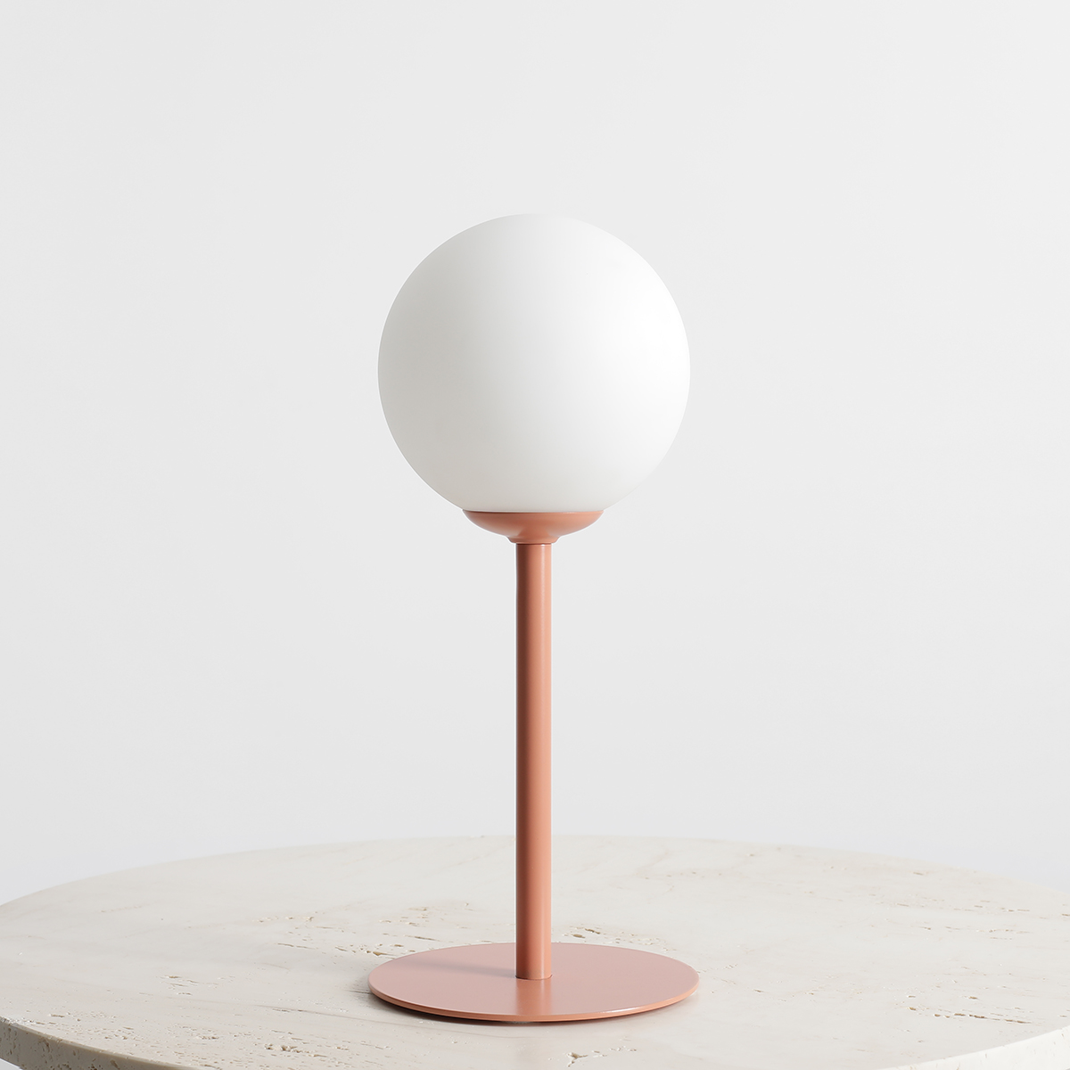 Pinne 35cm Coral lámpara de mesa De Artera - La base delgada de la lámpara en un sutil tono rojo coral le da un aspecto moderno y es perfecta como detalle decorativo en la sala de estar, el dormitorio o en el balcón.