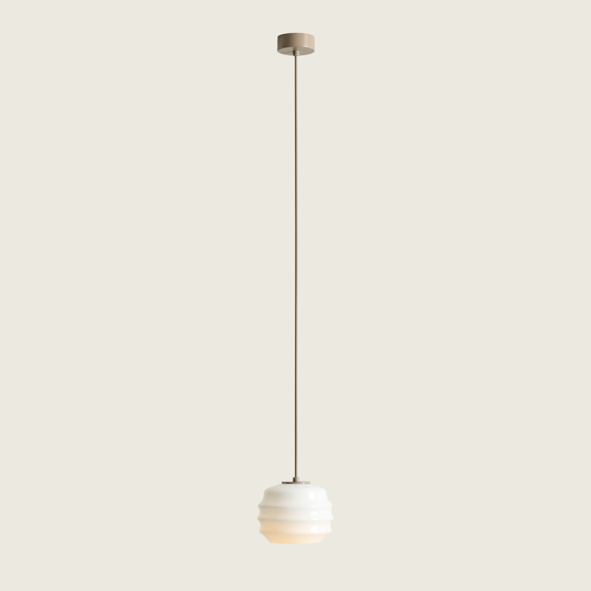 Puff Ø16 Beige Lámpas de techo De Artera - Su pantalla decorativa de cristal opalino blanco cautiva con su forma curva, otorgándole un aspecto a la vez divertido y sofisticado.