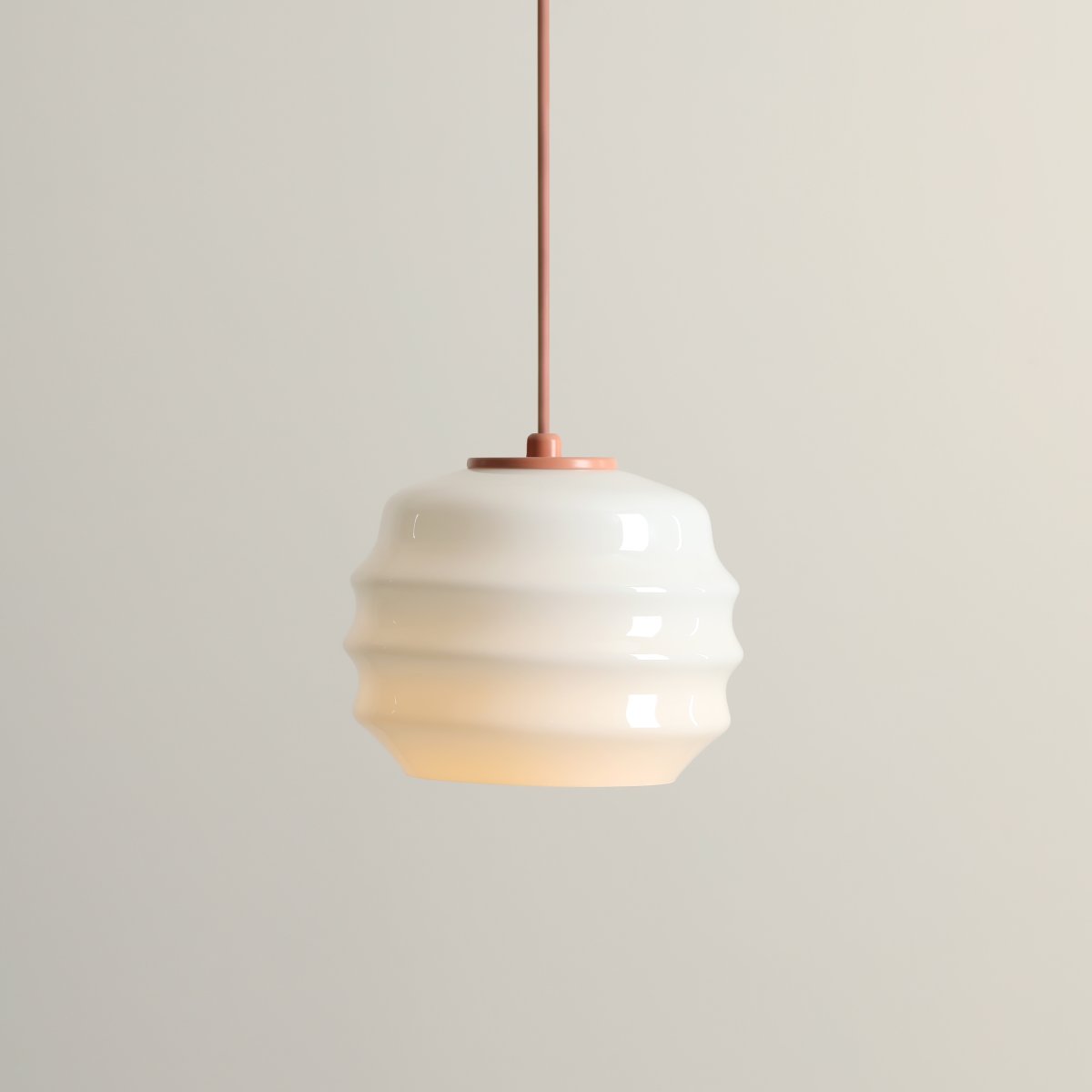 Puff Ø16 Coral Lámpas de techo De Artera - La pantalla decorativa de cristal opalino blanco tiene un diseño ondulado que le confiere un aspecto a la vez divertido y sofisticado.