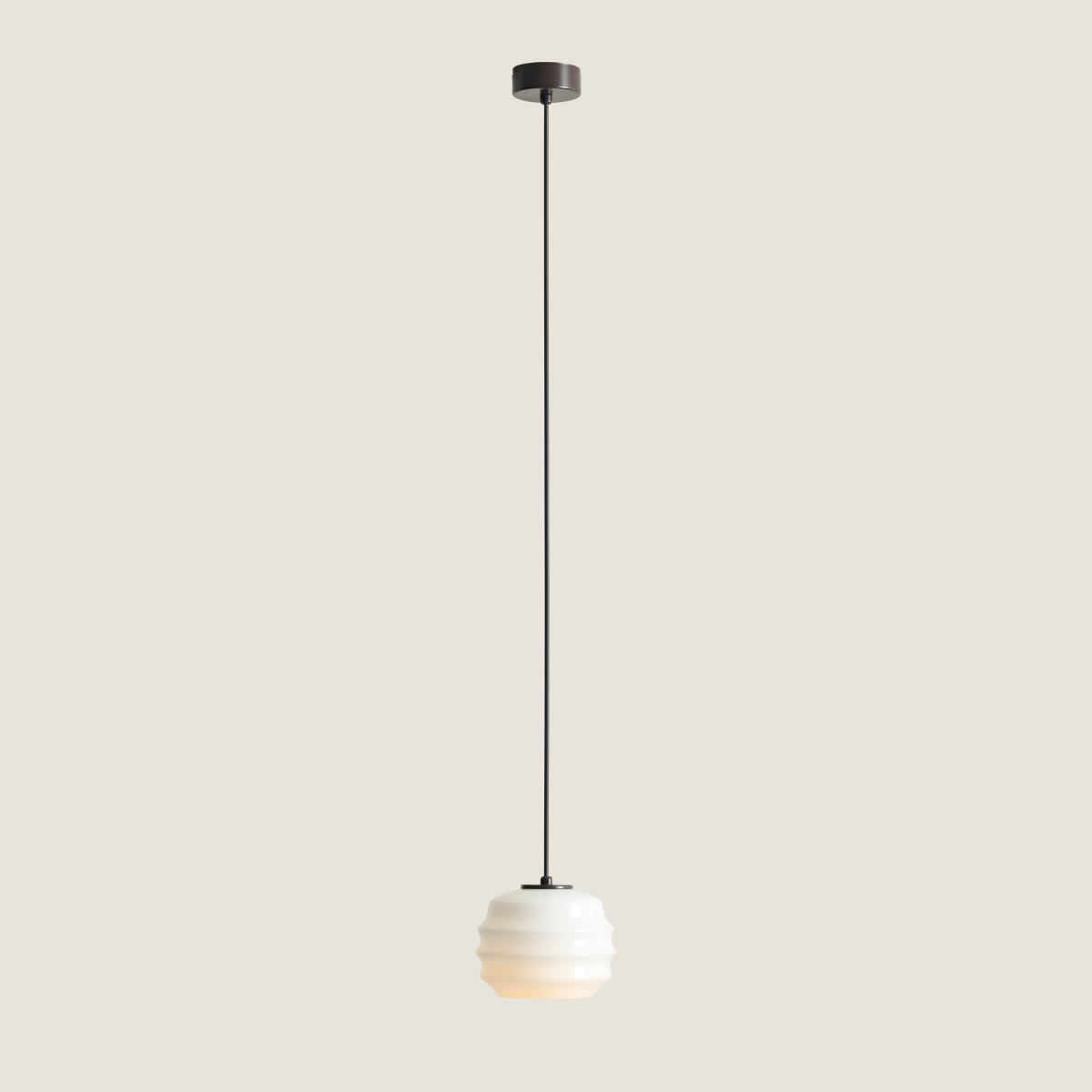 Puff Ø16 Marrón oscuro Lámpas de techo De Artera - Su pantalla decorativa de cristal opalino blanco cautiva con su forma curva, otorgándole un aspecto a la vez divertido y sofisticado.