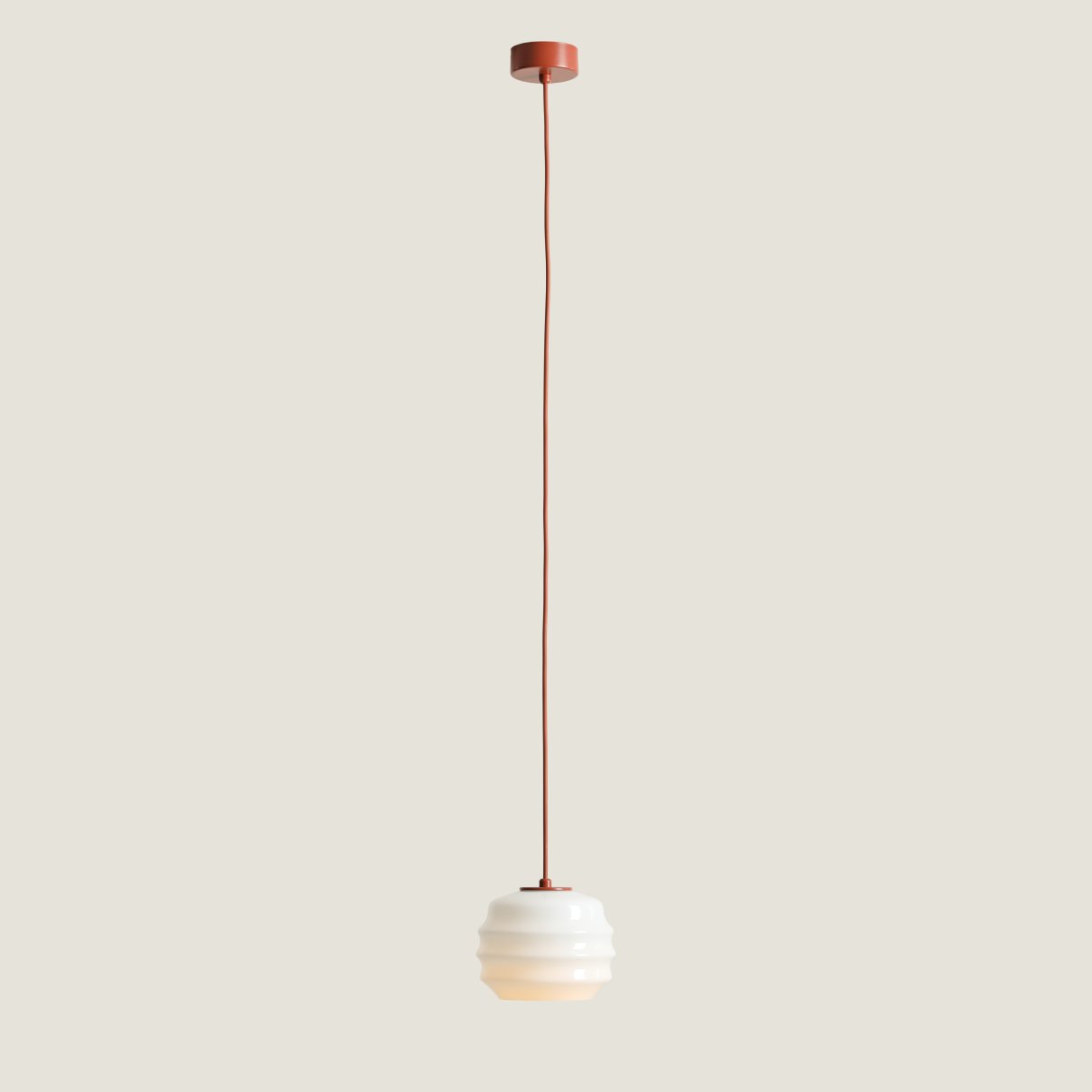 Puff Ø16 Terracota Lámpas de techo De Artera - La pantalla decorativa de cristal opalino blanco cautiva con su forma curva, otorgándole a la lámpara un aspecto a la vez divertido y sofisticado.