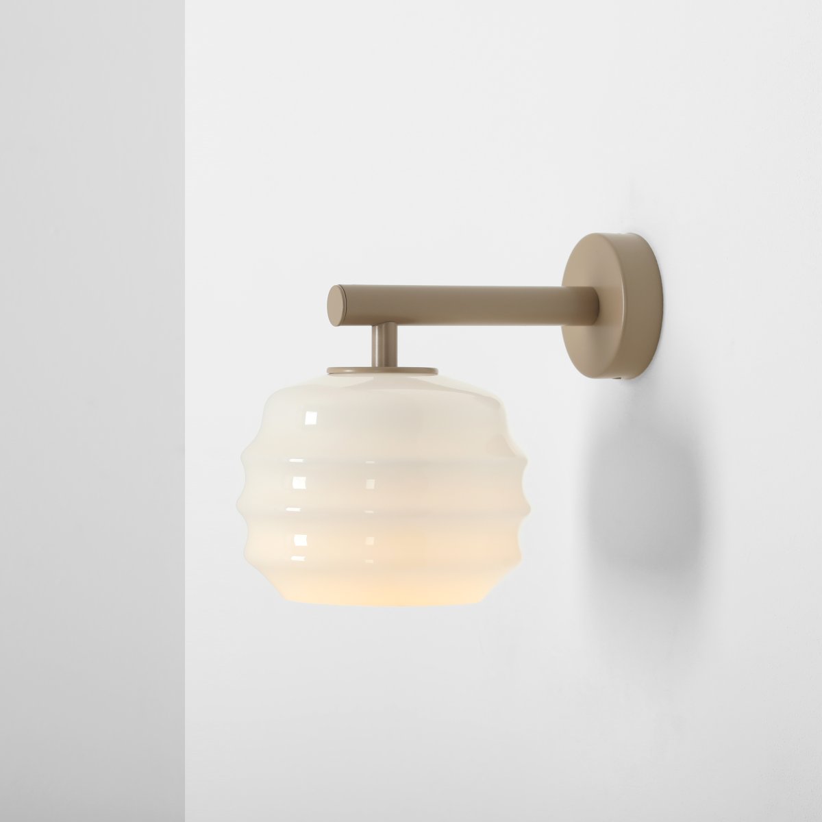 Puff 23cm Beige lámpara de pared De Artera - Su pantalla decorativa de cristal opalino blanco destaca por su forma curva, que le confiere un aspecto a la vez divertido y sofisticado.
