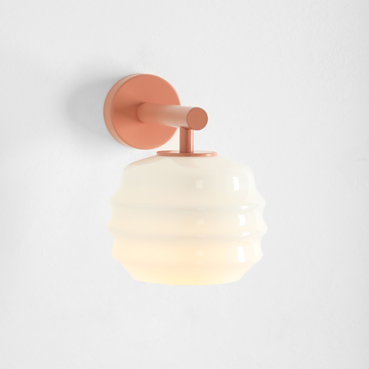 Puff 23cm Coral lámpara de pared De Artera - Su pantalla decorativa de cristal opalino blanco cautiva con su forma curva, otorgándole un aspecto a la vez divertido y sofisticado.