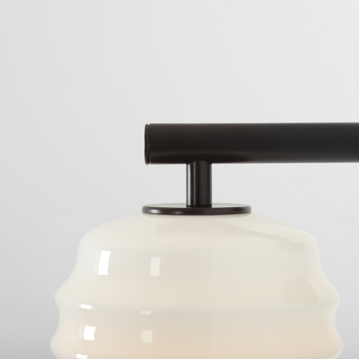 Puff 23cm Marrón oscuro lámpara de pared De Artera - La pantalla decorativa de cristal opalino blanco destaca por su forma curva, que le confiere un aspecto a la vez divertido y sofisticado.
