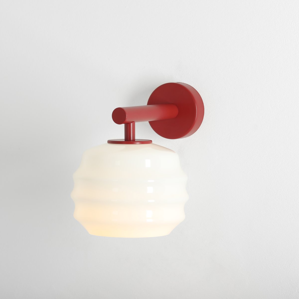 Puff 23cm borgoña lámpara de pared De Artera - Los detalles metálicos en color burdeos crean un hermoso contraste con el cristal claro y le otorgan a la lámpara un brillo cálido.