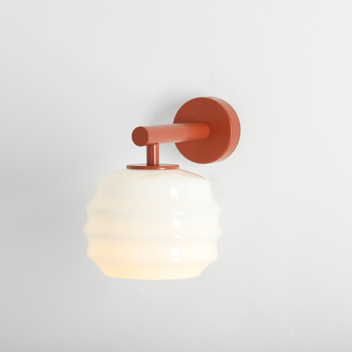 Puff 23cm Terracota lámpara de pared De Artera - La pantalla decorativa de cristal opalino blanco tiene una forma curva que le confiere un aspecto divertido y sofisticado.