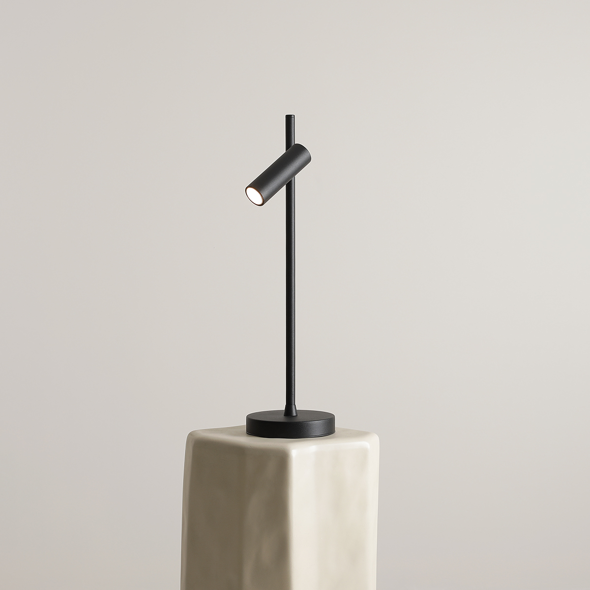 Trevo 54cm Negro lámpara de escritorio De Artera - La lámpara de mesa Trevo está fabricada en metal y ofrece un diseño moderno y funcional.