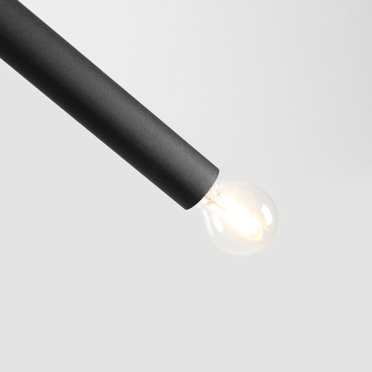 Tubo 4 100cm Negro Lámpas de techo De Artera - Cada tubo mide 100 cm de largo, 3,2 cm de diámetro y cuenta con una fuente de luz en cada extremo.
