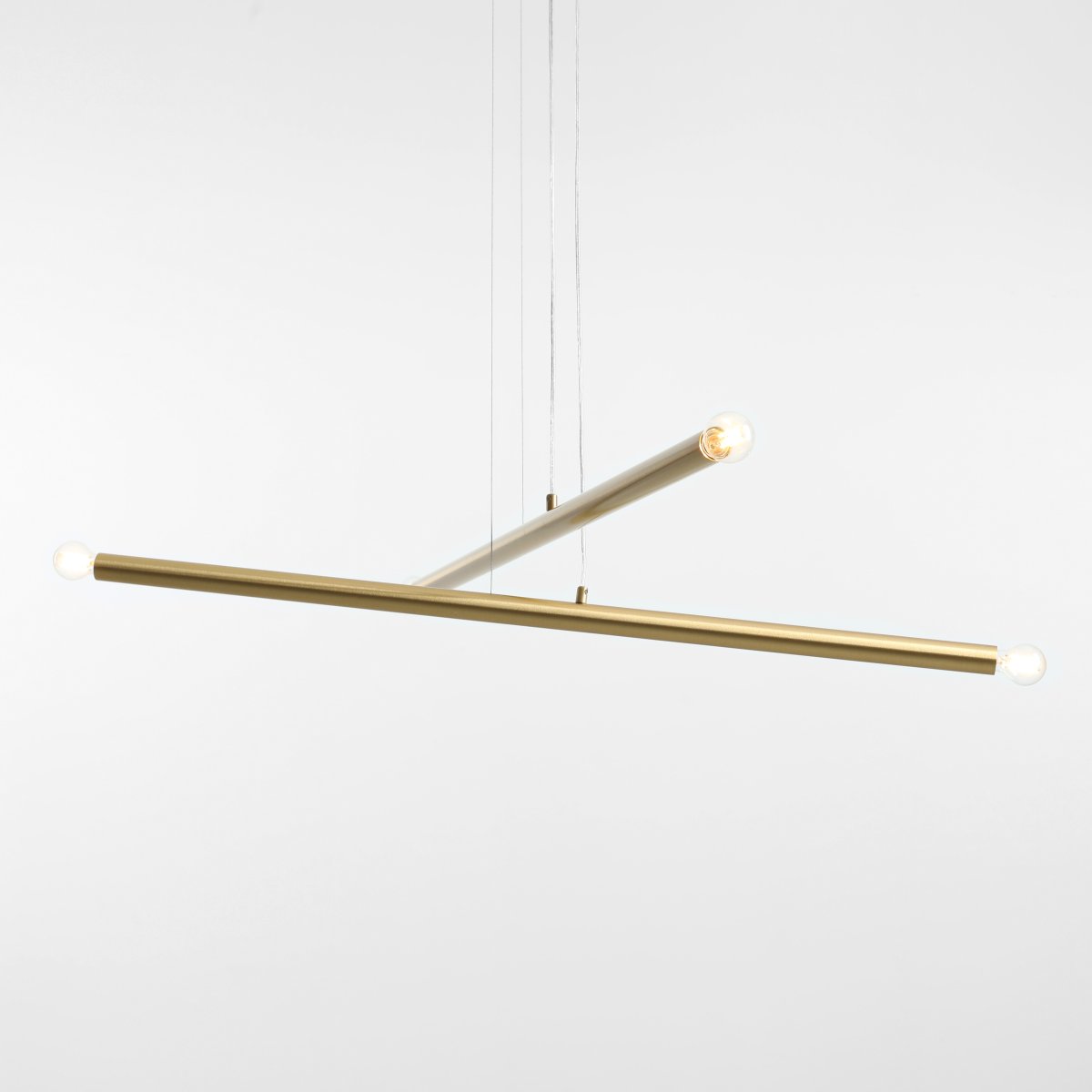 Tubo 4 100cm Latón Lámpas de techo De Artera - La lámpara consta de dos tubos metálicos delgados con un elegante acabado en latón, colocados en diferentes ángulos para crear un aspecto dinámico y ligero.