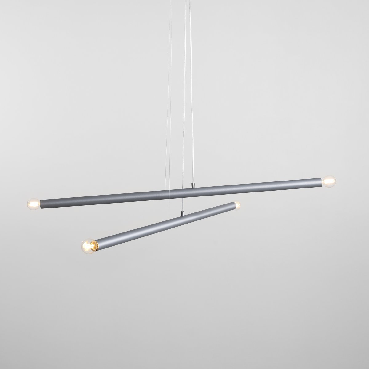 Tubo 4 100cm Acero Lámpas de techo De Artera - Está compuesta por dos tubos metálicos delgados con un elegante acabado en acero, dispuestos en diferentes ángulos para crear un aspecto dinámico y ligero.