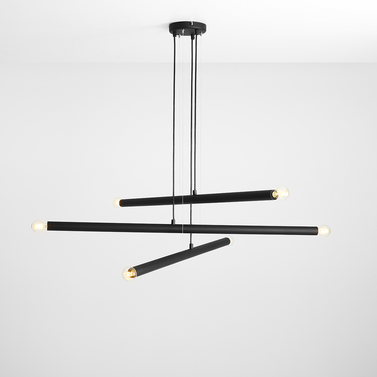 Tubo 6 100cm Negro Lámpas de techo De Artera - Cada tubo mide 100 cm de largo, 3,2 cm de diámetro y cuenta con una fuente de luz en ambos extremos.