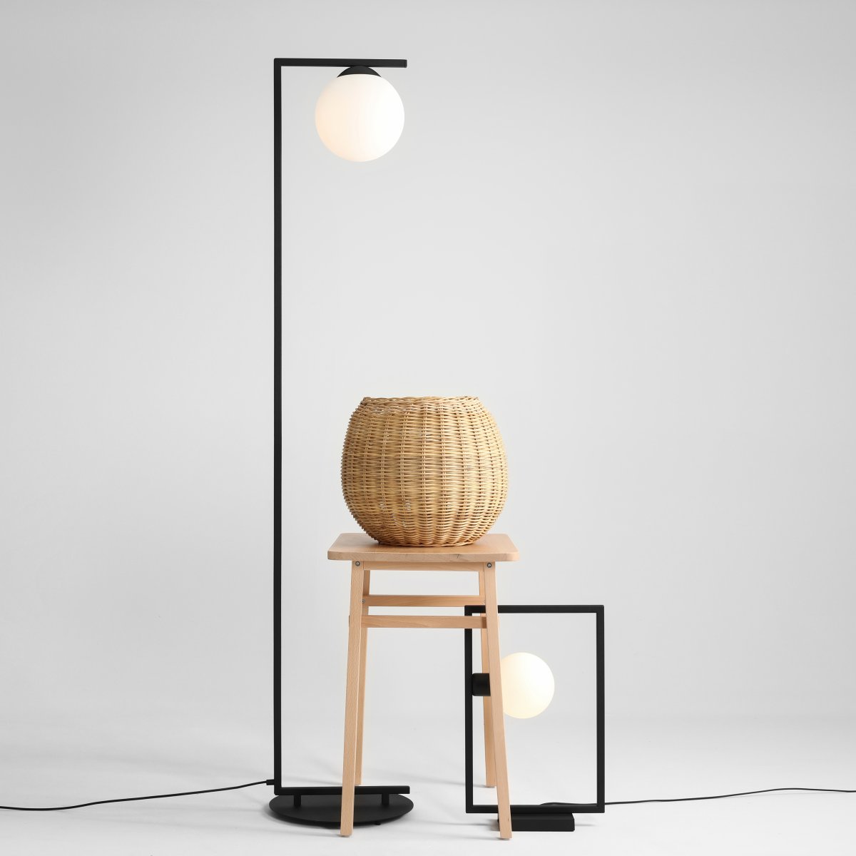 Zac Negro lámpara de pie De Artera - Coloque la lámpara de pie Zac en la sala de estar o en el rincón de lectura para obtener una solución de iluminación sutil pero elegante.