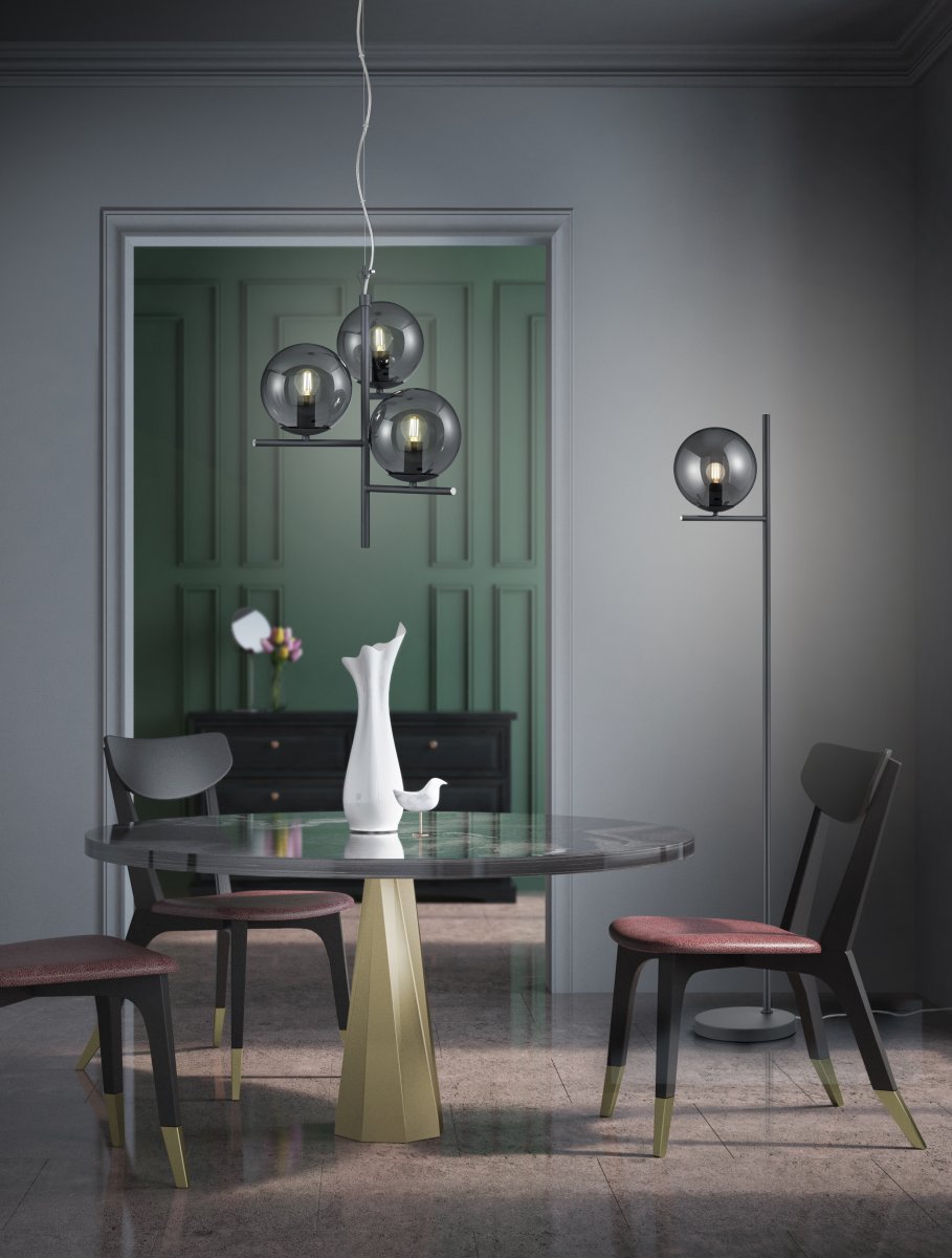 Pure Ø40 Color humo Lámpas de techo De Trio Lighting - La combinación de colores atemporal de negro mate y vidrio ahumado se adapta perfectamente a todos los estilos de vida.