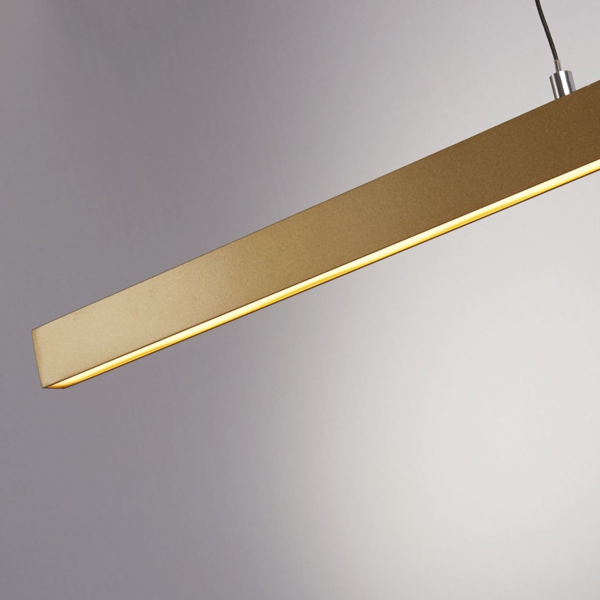 Layla 102cm Oro Lámpas de techo De Searchlight - La lámpara se puede subir y bajar hasta 1900 mm, con un ancho estrecho de 75 mm y una longitud de 1015 mm, lo que la hace ideal para usar encima de una mesa de comedor o de cocina.