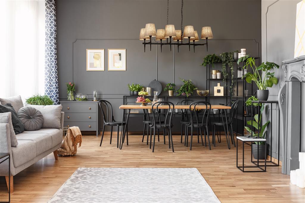 Gothic 90cm Negro Lámpas de techo De Searchlight - Gracias a su altura ajustable, la lámpara se adapta fácilmente al espacio: cuélgala sobre la mesa del comedor para crear un ambiente acogedor y evocador, o en una posición más alta en la sala de estar como una pieza central impactante.