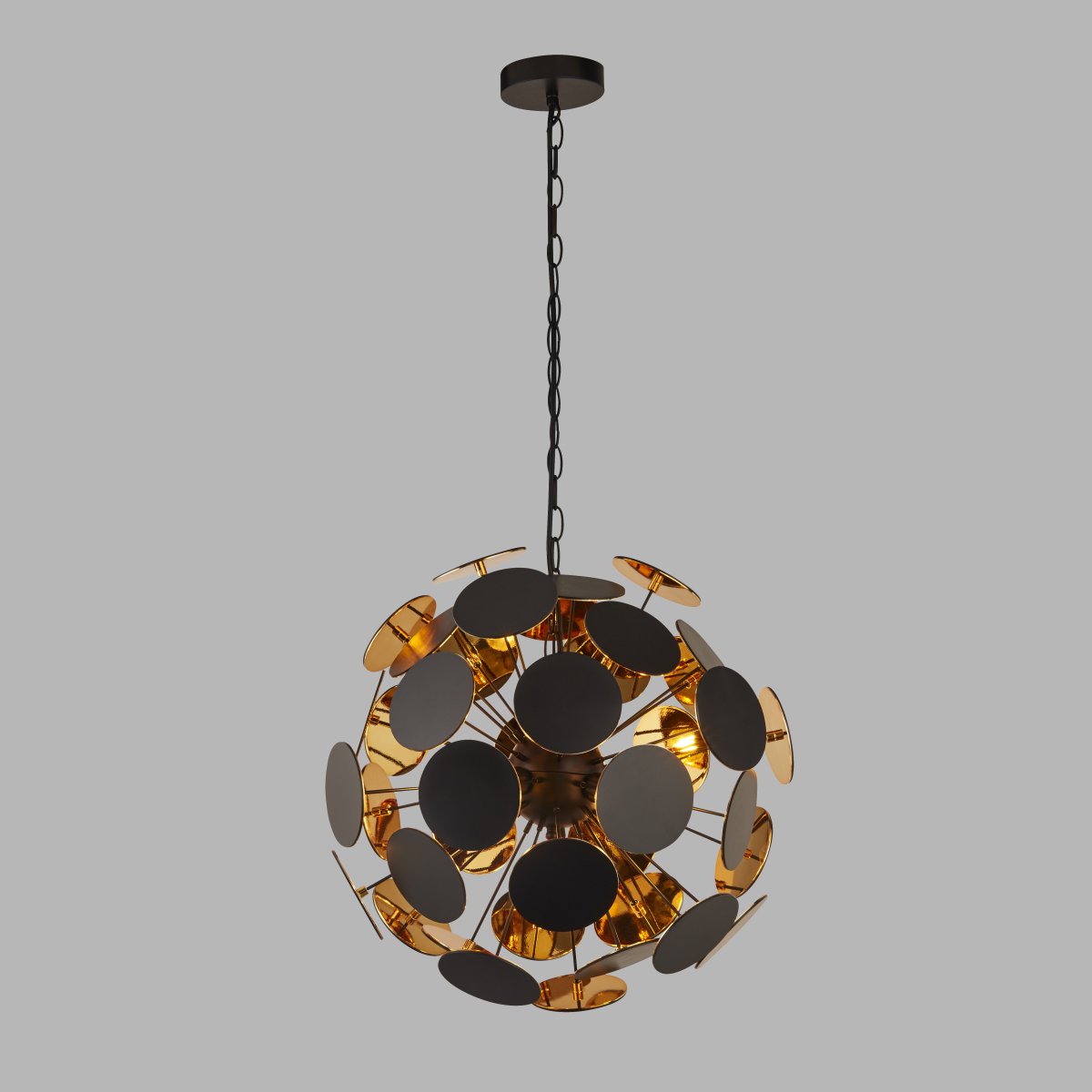 Discus Ø47 Negro Lámpas de techo De Searchlight - La lámpara colgante Discus con cuatro fuentes de luz tiene un acabado negro mate y puntas de metal con discos redondos en los extremos y un interior de color dorado.