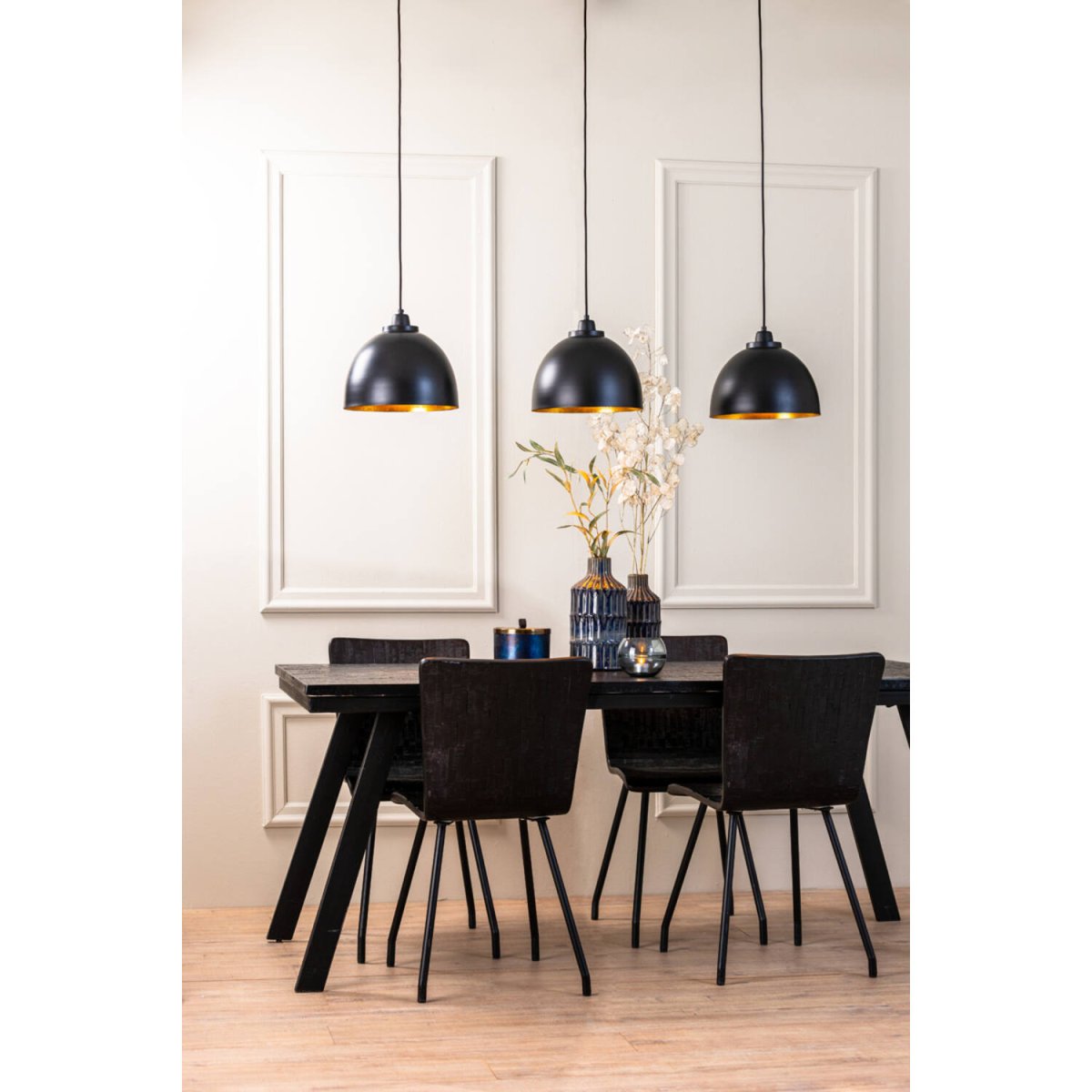 Kylie 135cm Negro Lámpas de techo De Light & Living - La rústica lámpara de techo Kylie, fabricada en metal negro, cuenta con tres pantallas con interior dorado que proporcionan una distribución de luz cálida y agradable.