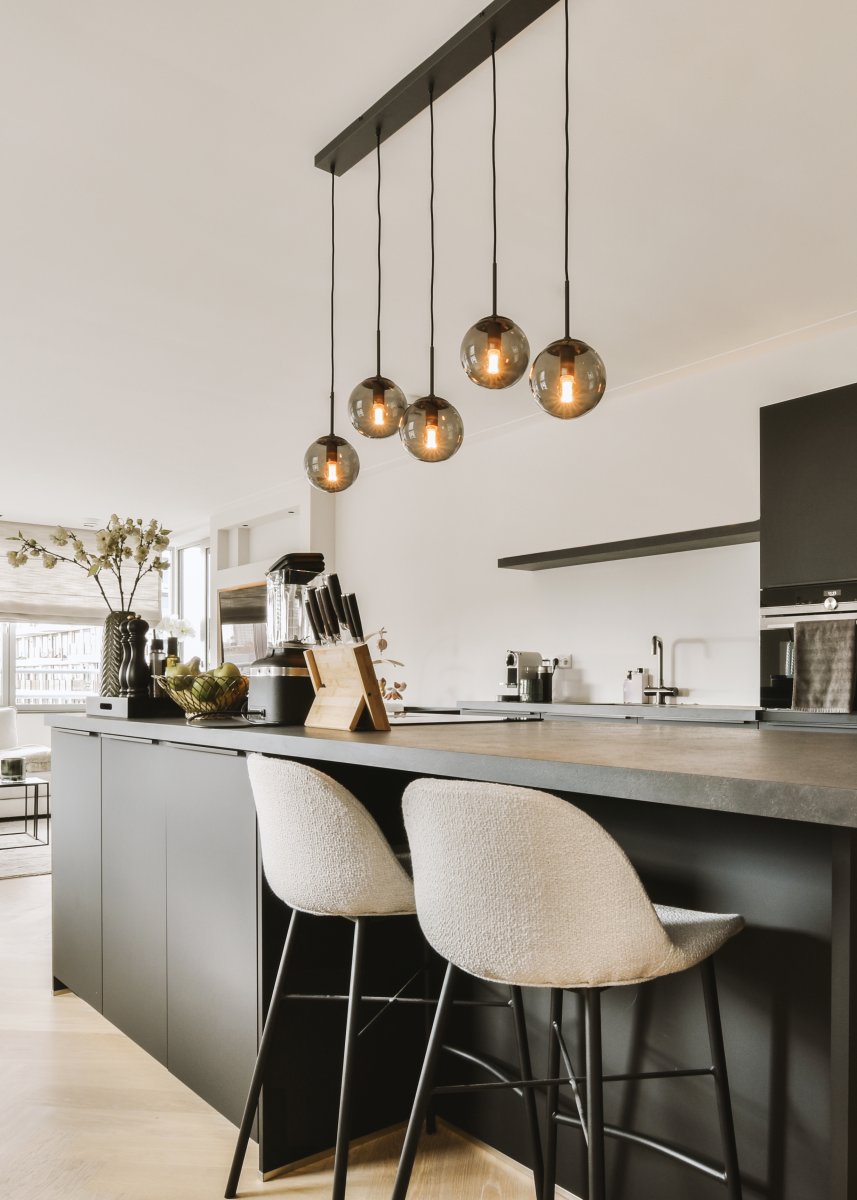 Balini 100cm Antracita Lámpas de techo De Trio Lighting - Gracias al color antracita atemporal y a las pantallas de cristal ahumado, la l&aacute;mpara se puede integrar f&aacute;cilmente en diferentes estilos de interior.