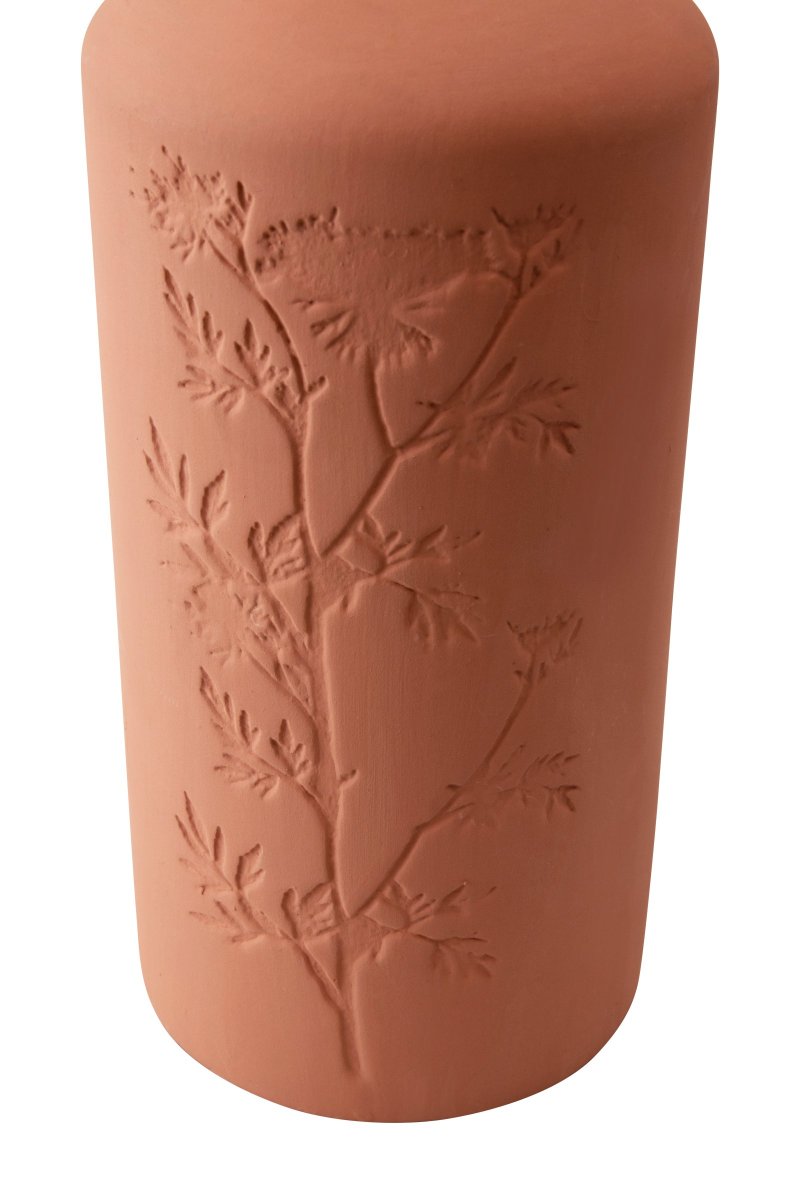 Flora 40cm Terracota lámpara de mesa De Globen Lighting - La base de la l&aacute;mpara est&aacute; hecha de cer&aacute;mica de color terracota y tiene una pantalla textil plisada de color crema.