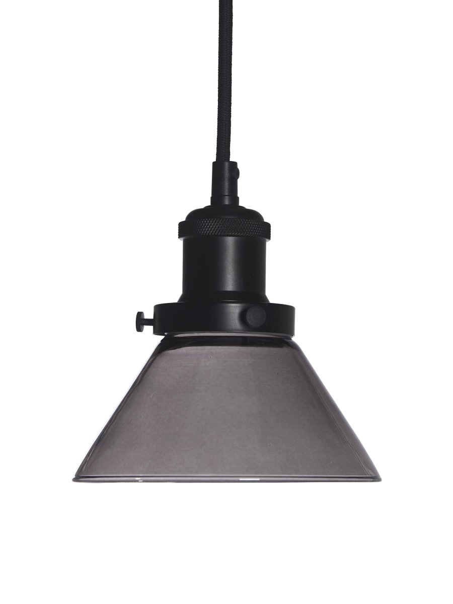 August Ø15 Negro lámpara de ventana De PR Home - La lámpara se entrega con un cable textil negro de 3 metros de largo y tiene un enchufe de pared y un interruptor de encendido.